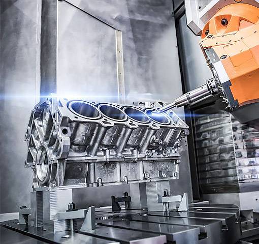 Ein Werkstück wird aus Metall gefräst